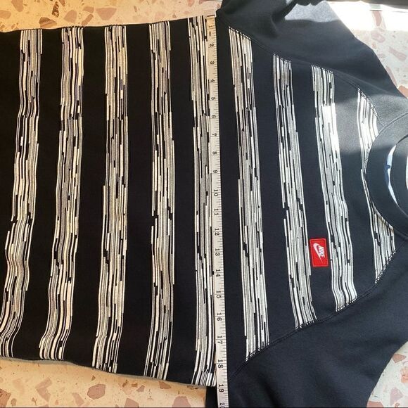 Nike Heritage Stripes Classic Crewneck Sweatshirt Pullover Sweater Black & white - Picture 4 of 8